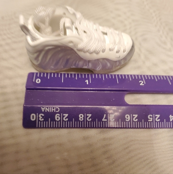 🔥🏀MINI WHITE & SILVER COLLECTIBLE SNEAKERS WITH DISPLAY CASE    BRAND NEW - Picture 8 of 8